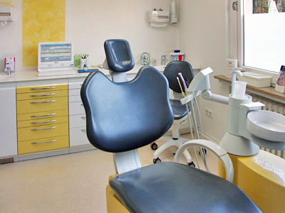 helle, freundliche Behandlungszimmer
